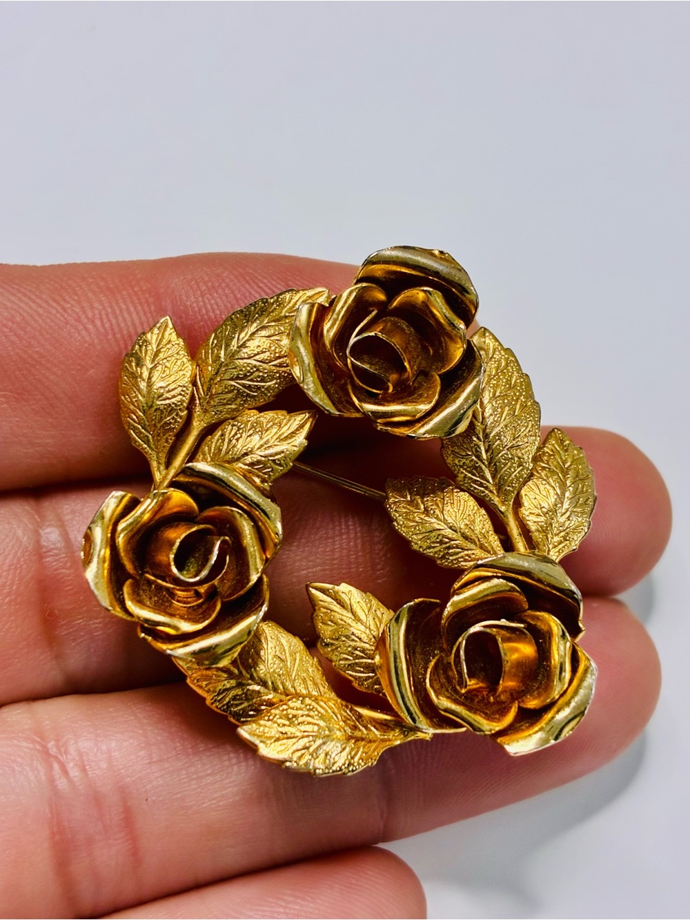 VTG Gold Floral Wreath Brooch - Understated Wealth Classic Women Jewelry EUC
